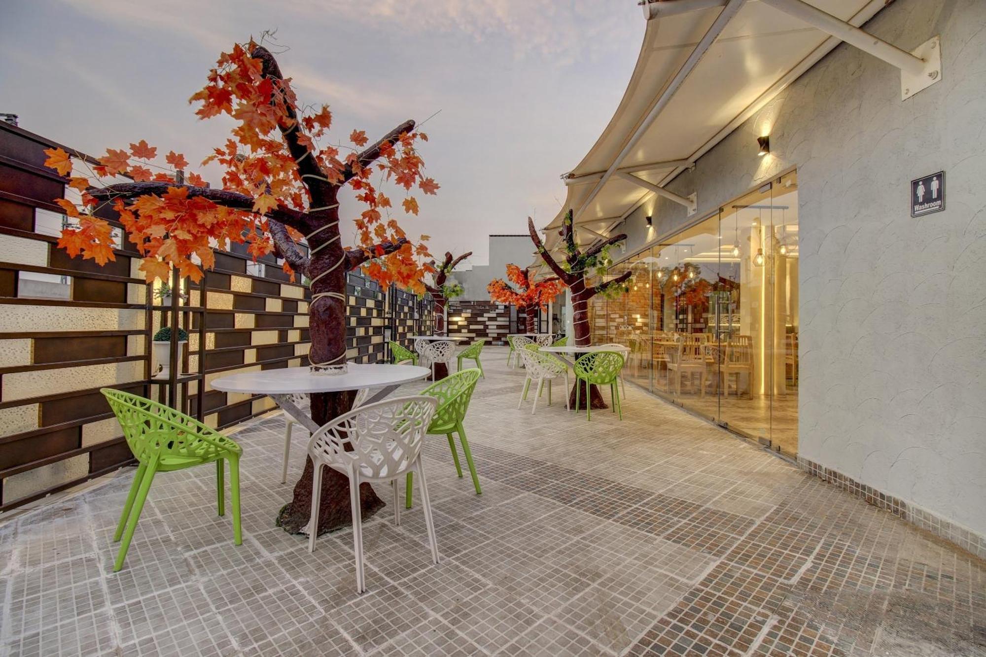 Townhouse Geetraj Near Shalimar Gateway Lucknow Hotel Exterior foto
