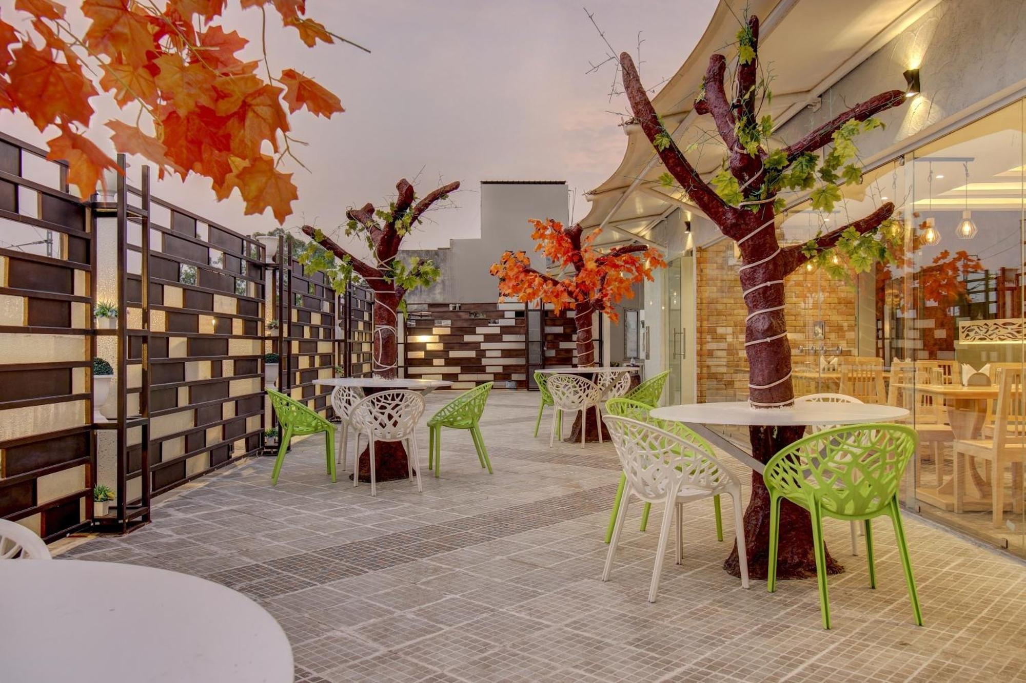 Townhouse Geetraj Near Shalimar Gateway Lucknow Hotel Exterior foto